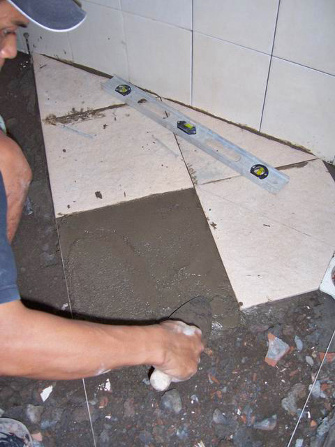  Cara  pasang  keramik  lantai kamar  mandi  dengan posisi diagonal 
