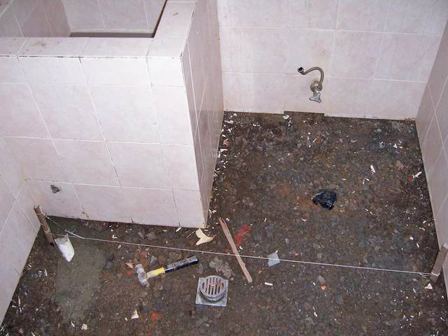 Cara mengganti keramik  lantai  kamar  mandi 