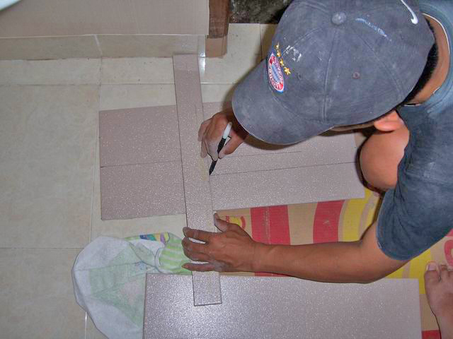 Cara mengganti keramik  lantai kamar mandi