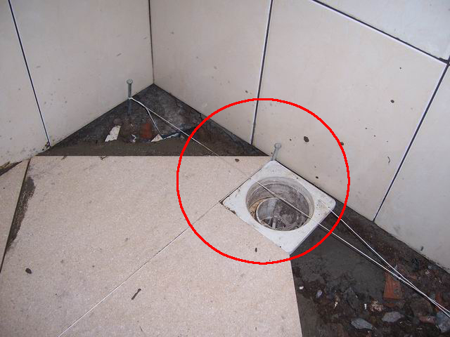 Cara pasang keramik lantai kamar mandi dengan posisi diagonal