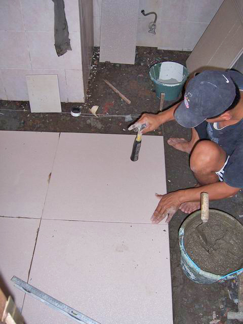  Cara  mengganti keramik  lantai  kamar  mandi 