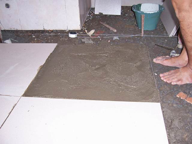  Cara  mengganti keramik  lantai  kamar mandi