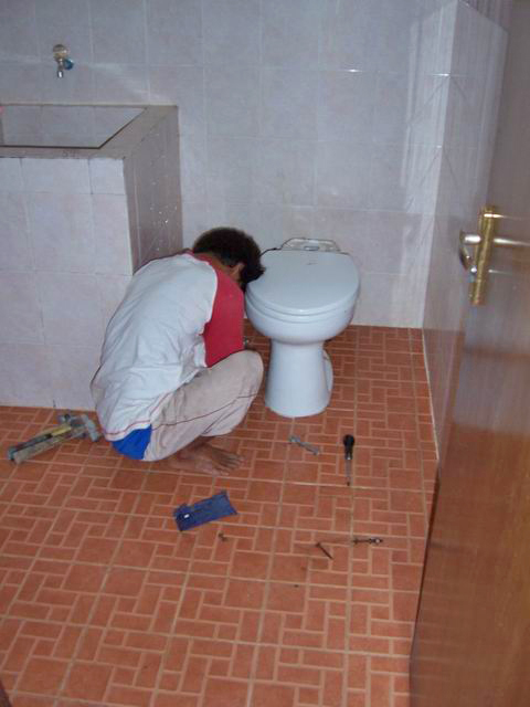  Cara  mengganti keramik lantai kamar  mandi 