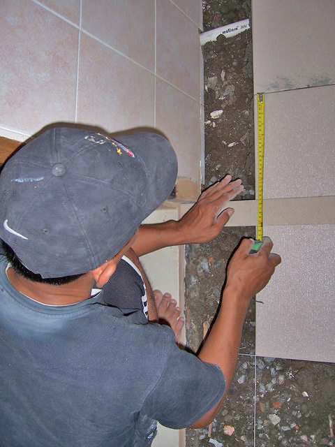  Cara  mengganti keramik  lantai kamar mandi