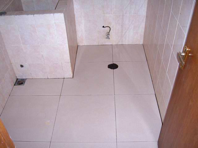 Cara mengganti keramik  lantai  kamar  mandi 